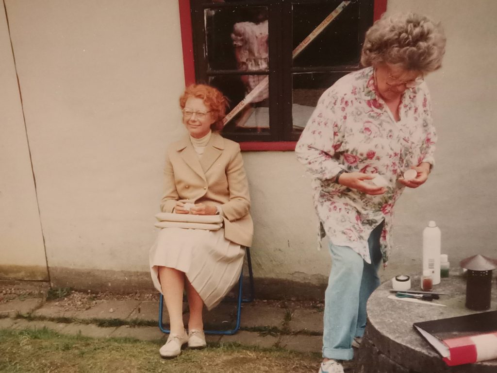 Kerstin Granlund förvandlas till den Beiga kundens fru.